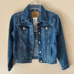 Levi's Blue Jean Jacket with Classic Trucker Style and Fitted Silhouette